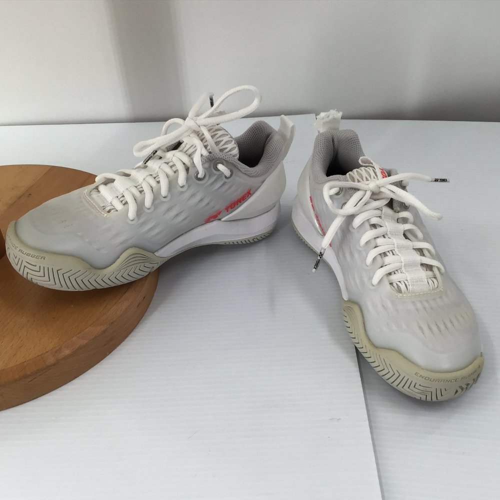 Yonex Women’s Power Cushion Eclipsion  Size 6